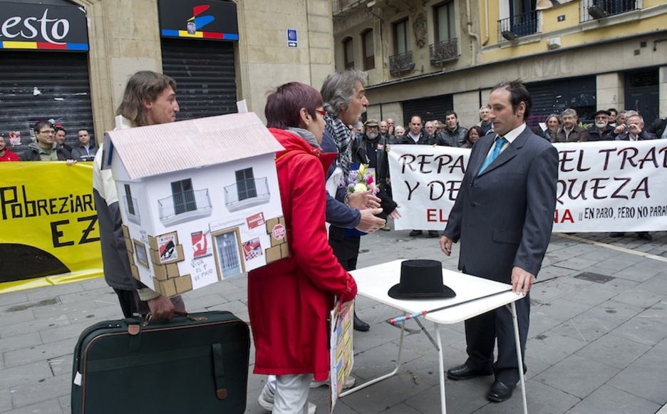 Parodia bat egin dute Nafaroako Langabeen Elkarteko kideek. (Idoia ZABALETA/ARGAZKI PRESS)