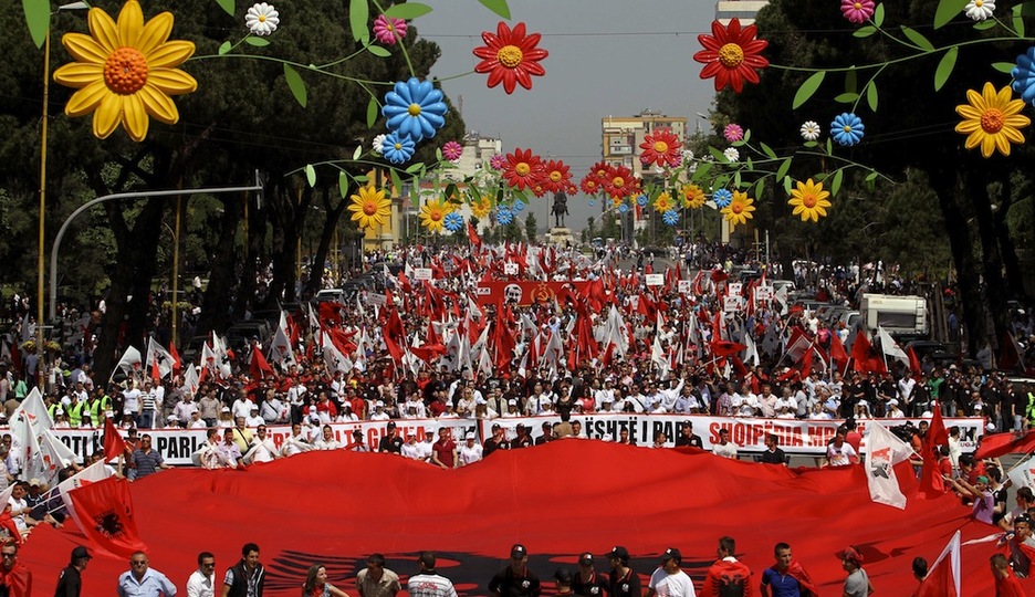 <strong>Albania.</strong> Sali Berisha presidentearen dimisioa eskatu dute Tiranako manifestazio nagusian. (Gent SHKULLAKU / AFP) <strong>Albania.</strong> Sali Berisha presidentearen dimisioa eskatu dute Tiranako manifestazio nagusian. (Gent SHKULLAKU / AFP)