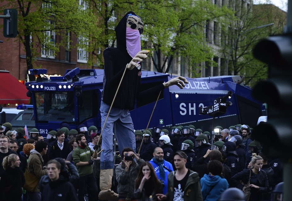 <strong>Alemania.</strong> Berlinen izan da maiatzaren 1eko Europako manifestazio jendetsuenetako, poliziaren presentzia ere nabarmena izan da. (AFP)