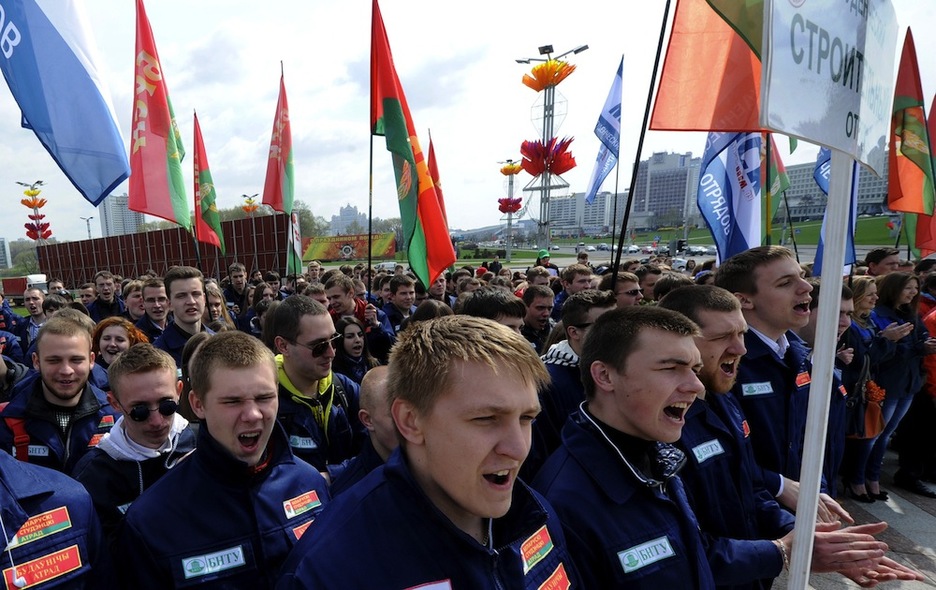 <strong>Bielorrusia.</strong> Gobernuaren aldeko gazte talde bateko (BRSM) kideak Minsk-eko manifestazioan. (Victor DRACHEZ / AFP)
