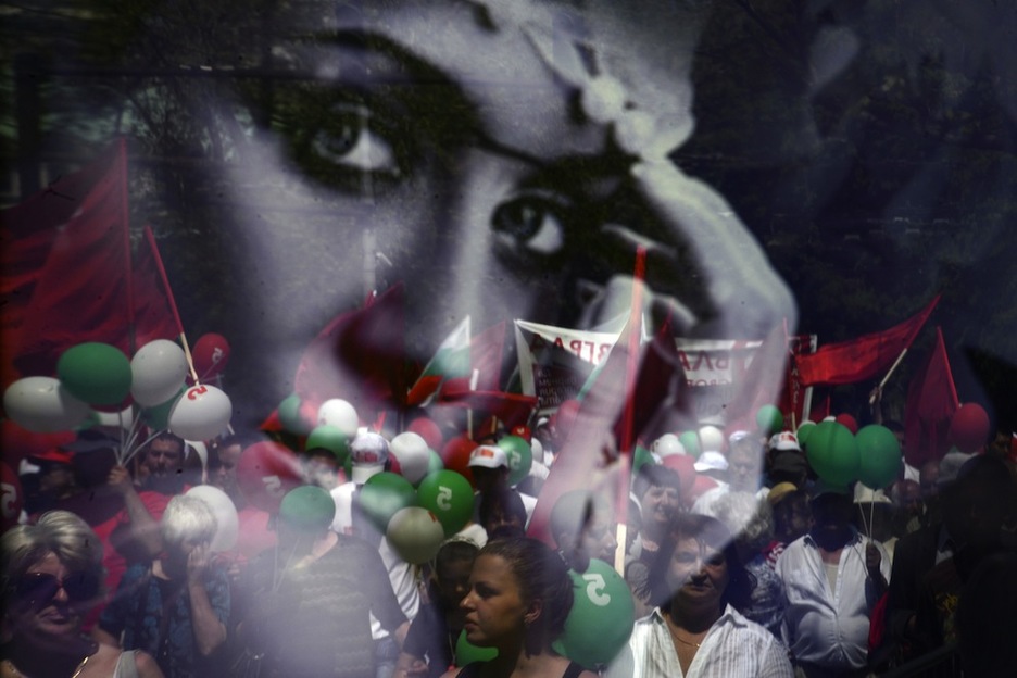 <strong>Bulgaria.</strong> Sofian alderdi sozialistak antolatutako manifestazioa. Hilaren 12an hauteskunde aurreratuak izango dituzte. (Dimitar DILKOFF / AFP) <strong>Bulgaria.</strong> Sofian alderdi sozialistak antolatutako manifestazioa. Hilaren 12an hauteskunde aurreratuak izango dituzte. (Dimitar DILKOFF / AFP)