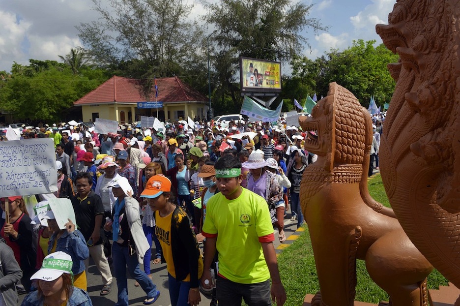 <strong>Kanbodia.</strong> Phnom Penh hirian lan baldintzen hobekuntza, enplegu gehiago eta soldaten igoera eskatu dituzte. (Tang CHHIN SOTHY / AFP) <strong>Kanbodia.</strong> Phnom Penh hirian lan baldintzen hobekuntza, enplegu gehiago eta soldaten igoera eskatu dituzte. (Tang CHHIN SOTHY / AFP)