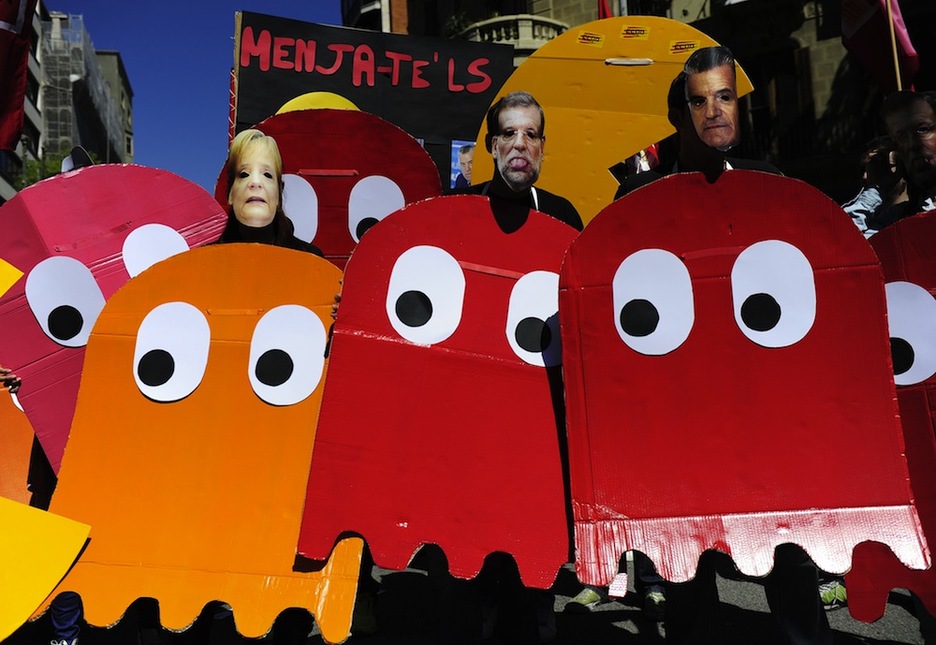 <strong>Catalunya.</strong> Bartzelonako manifestazioan ‘Pac-Man’ jokoko pertsonaiak ere izan ziren. Mariano Raxoi, Angela Merkel eta Luis Bárcenasen aurpegiekin. (AFP)