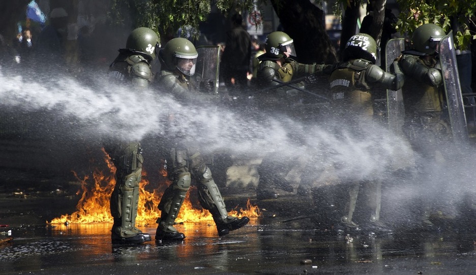 <strong>Txile.</strong> Poliziaren esku hartzea Santiago hiriburuan. (Martin BERNETTI / AFP) <strong>Txile.</strong> Poliziaren esku hartzea Santiago hiriburuan. (Martin BERNETTI / AFP)