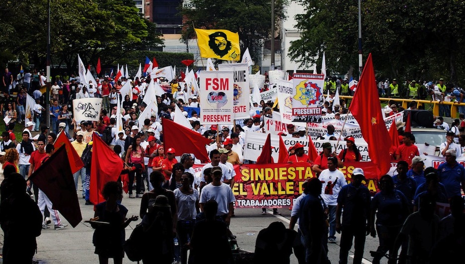 <strong>Kolonbia.</strong> Beste hainbat lekutan bezala, Kolonbian ere hiri ezberdinetan izan ziren protestak. Irudian Cali. (Luis ROBAYO / AFP) <strong>Kolonbia.</strong> Beste hainbat lekutan bezala, Kolonbian ere hiri ezberdinetan izan ziren protestak. Irudian Cali. (Luis ROBAYO / AFP)
