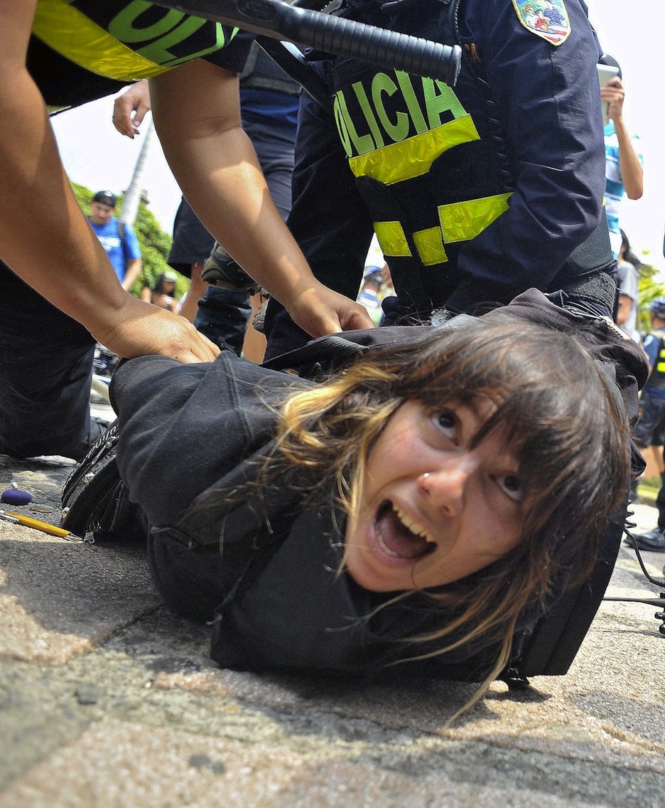 <strong>Costa Rica.</strong> San Josen egindako protestan Barack Obamaren datorren asteko bisita salatu dute, atxiloketak izan dira. (Ezequiel BECERRA / AFP) <strong>Costa Rica.</strong> San Josen egindako protestan Barack Obamaren datorren asteko bisita salatu dute, atxiloketak izan dira. (Ezequiel BECERRA / AFP)