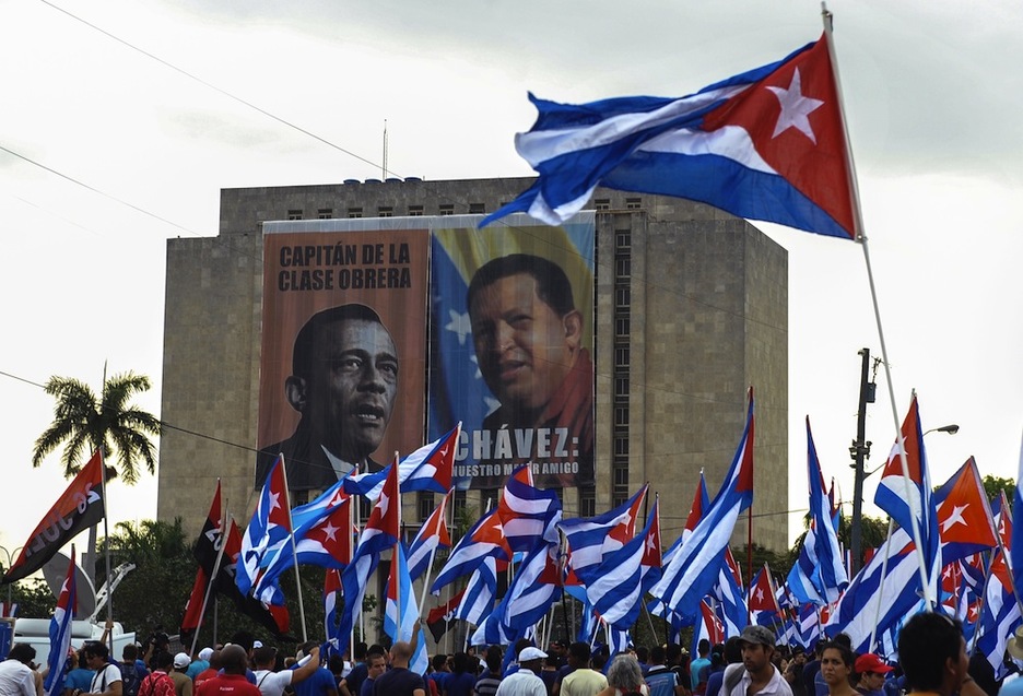<strong>Kuba.</strong> Lazaro Peña langile borrokalariaren eta Hugo Chavezen irudiak agerian izan dira Habanako Iraultzaren Plazako mobilizazioan. (AFP)