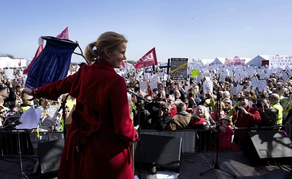 <strong>Danimarka.</strong> Helle Thorning-Schimidt lehen ministroak mintzaldia eten zuen jendearen txistu eta oihuen ondorioz eta eskenatik irten zen azkenean. (Bo AMSTRUP / AFP)