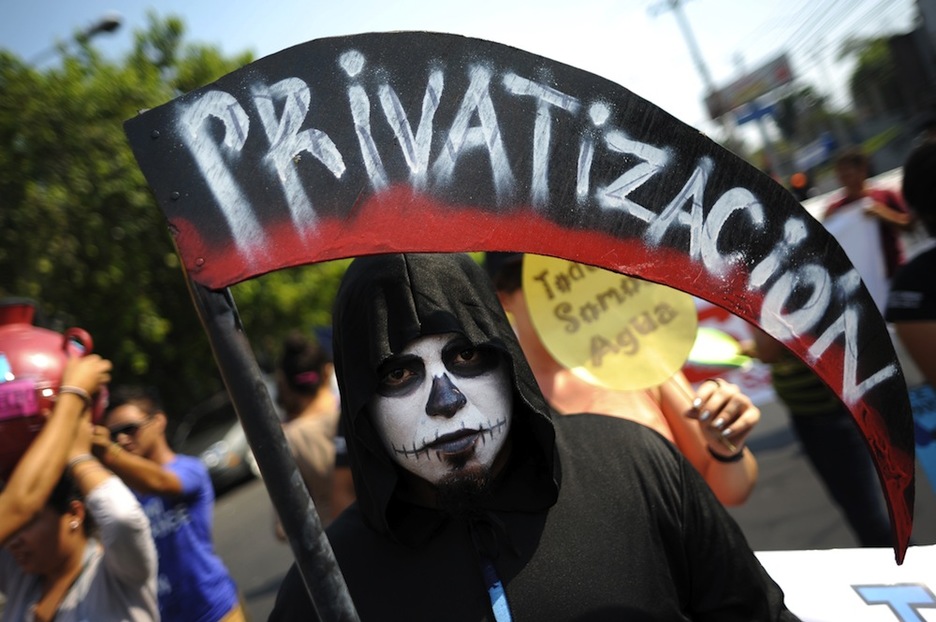 <strong>El Salvador.</strong> Hezkuntzaren pribatizazioaren aurkako aldarria San Salvador-eko manifestazioan. (Jose CABEZAS / AFP)