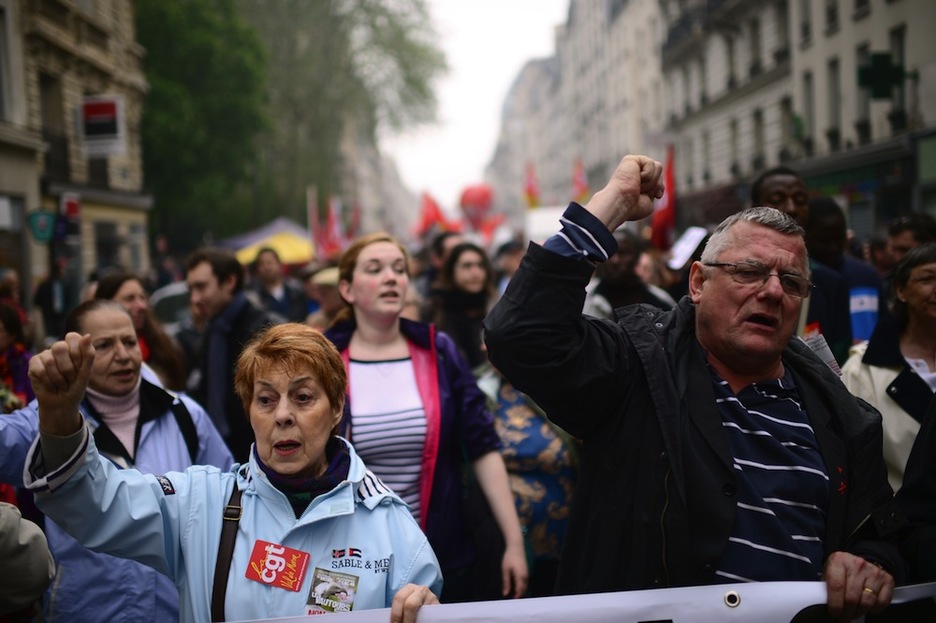 <strong>Frantzia.</strong> Lan eremu osoa arautukuo duen akordioa (ANI) salatu dute Parisen. (Martin BUREAU / AFP) <strong>Frantzia.</strong> Lan eremu osoa arautukuo duen akordioa (ANI) salatu dute Parisen. (Martin BUREAU / AFP)
