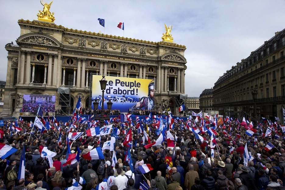 <strong>Frantzia.</strong> Fronte Nazionalak, urtero bezala, Joana Arc-ekoa gogoratuz ekitaldia egin du Parisen. (Joel SAGET / AFP)