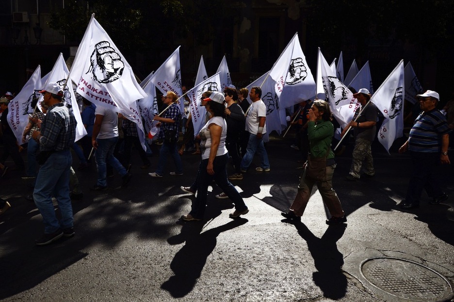 <strong>Grezia.</strong> Atenasen milaka herritarrek egin dute protesta herrialdearen etengabeko gainbehera salatzeko. (Aris MESSINIS / AFP)