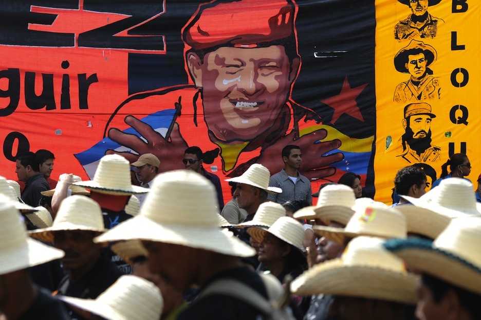 <strong>Honduras.</strong> Hugo Chavezen presentzia nabarmena izan da ertamerikan eta hego amerikan egindako mobilizazioetan. Irudian Tegucigalpakoa. (Orlando SIERRA / AFP)