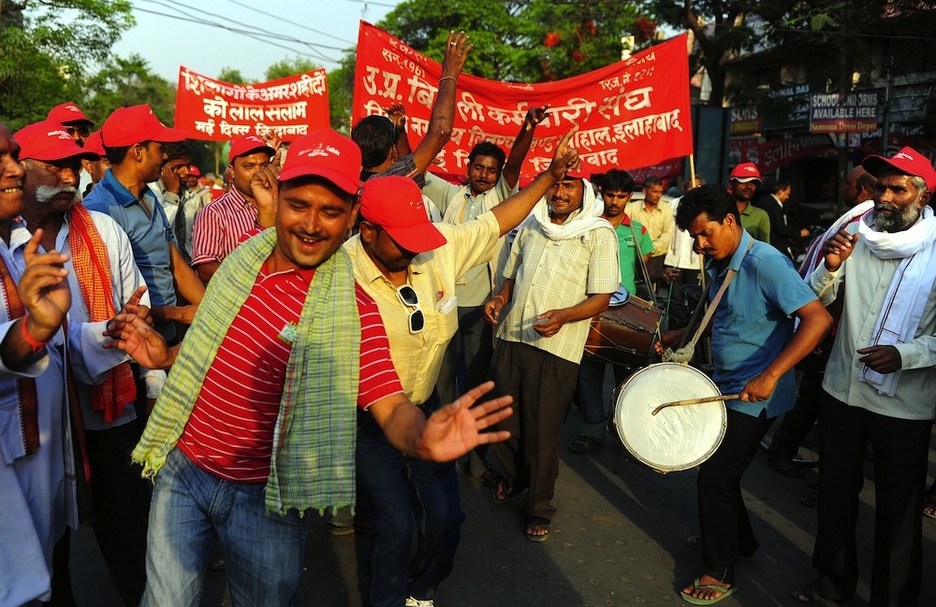 <strong>India.</strong> All India Council of Trade Unions taldekoak Allahabad-eko protestan jai giroan. (Sanjay KANOJIA / AFP) <strong>India.</strong> All India Council of Trade Unions taldekoak Allahabad-eko protestan jai giroan. (Sanjay KANOJIA / AFP)