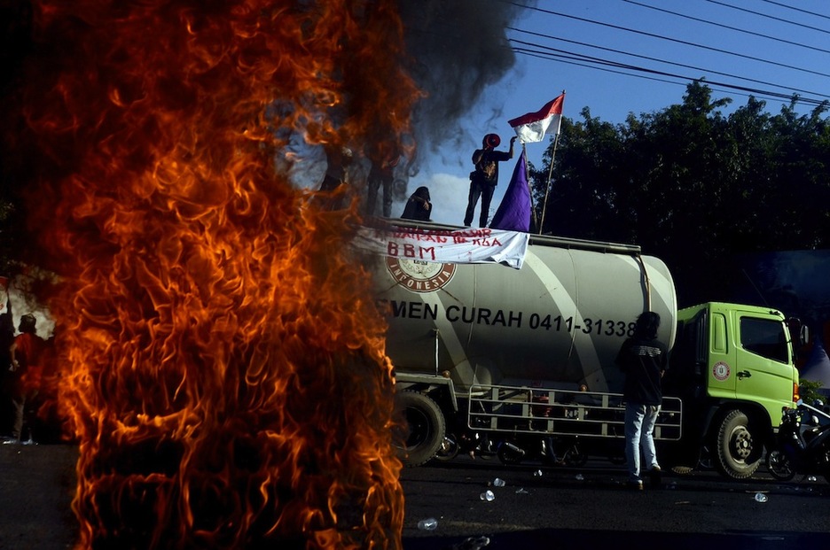 <strong>Indonesia.</strong> Makassar-en pneumatikoak erre zituzten manifestariek erregaien prezioen igoera salatzeko. (JALIN / AFP)