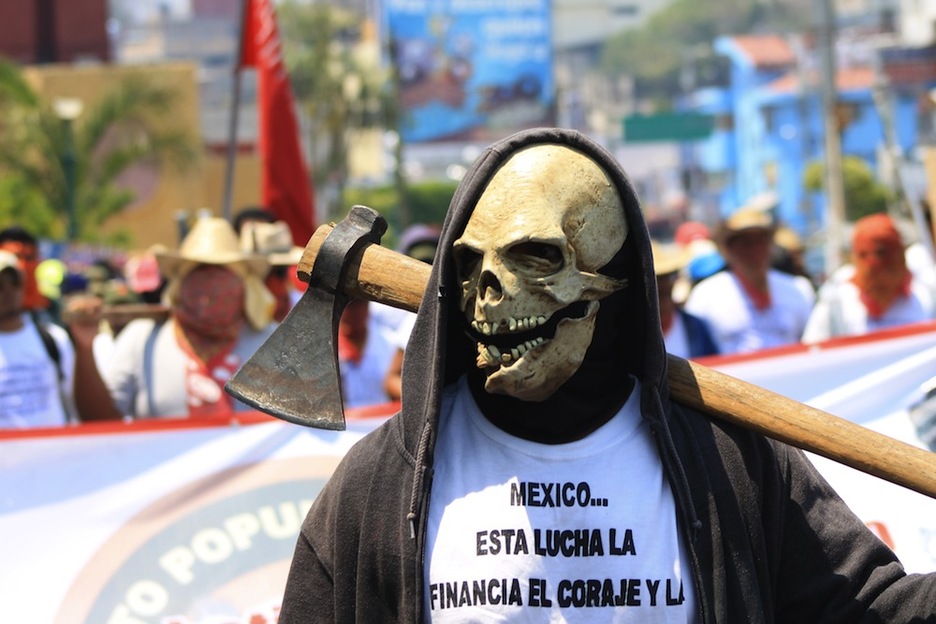 <strong>Mexiko.</strong> Hezkuntza erreformaren aurkako protesta Chilpancingo-n. (Jesus GUERRERO / AFP)