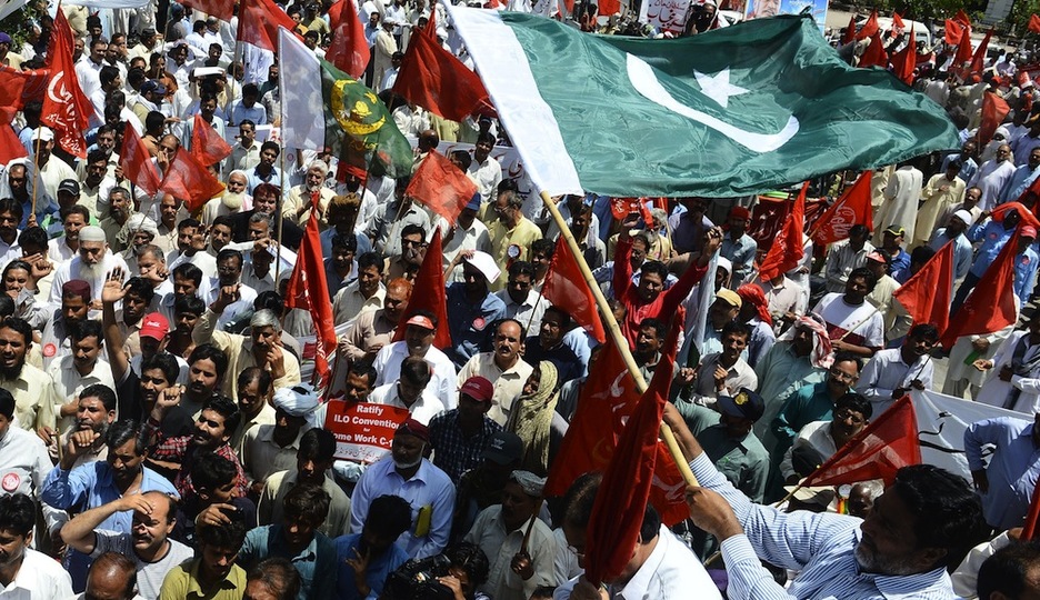 <strong>Pakistan.</strong> Gizarte eragile ezberdinek bat egin dute Islamabad-en protestan. (Arif ALI / AFP)