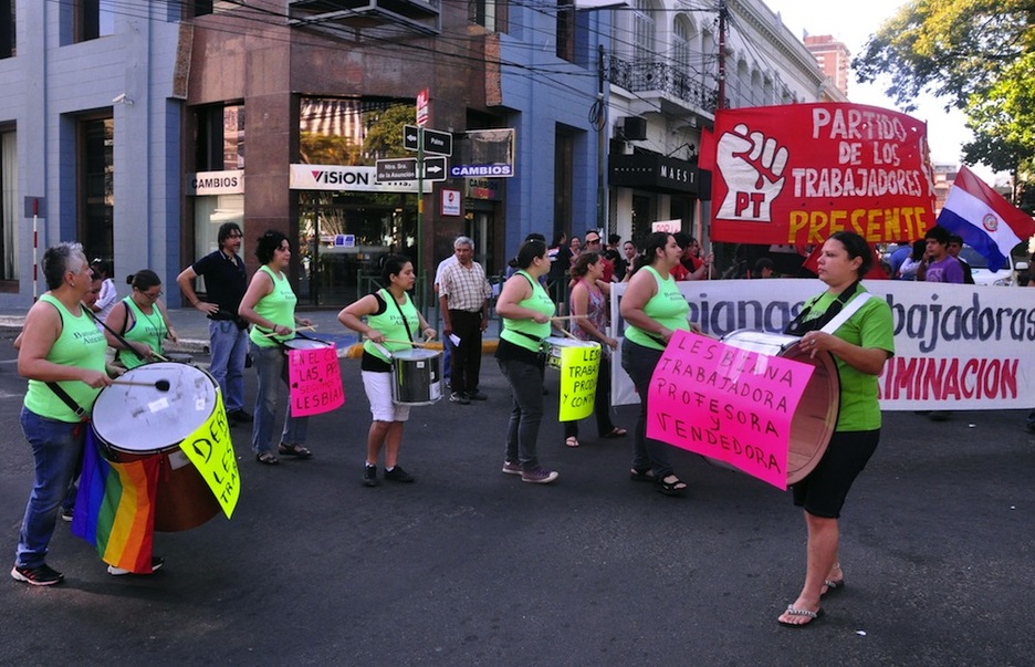 <strong>Paraguai. </strong> Langile lesbianak maiatzaren bateko mobilizazioan Asuncionen. (Norberto DUARTE /AFP) <strong>Paraguai. </strong> Langile lesbianak maiatzaren bateko mobilizazioan Asuncionen. (Norberto DUARTE /AFP)