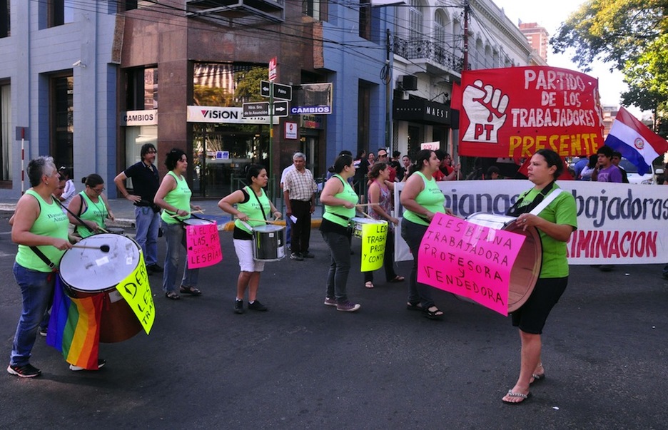 <strong>Paraguai. </strong> Langile lesbianak maiatzaren bateko mobilizazioan Asuncionen. (Norberto DUARTE /AFP)