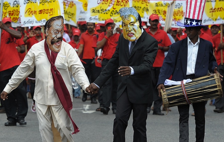 <strong>Sri Lanka.</strong> Kolonbo hiriko martxa. (Lakruwan WANNIARACHCHI / AFP) <strong>Sri Lanka.</strong> Kolonbo hiriko martxa. (Lakruwan WANNIARACHCHI / AFP)