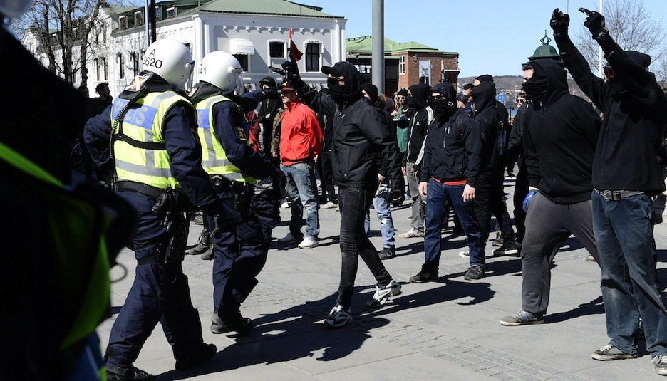 <strong>Suedia.</strong> Jönköping hirian ultraeskuinak mobilizazioa deitu zuen, ezkertiarrek aurre egin zieten eta polizia tartean jarri zen. (Mikael FRITZON / AFP)