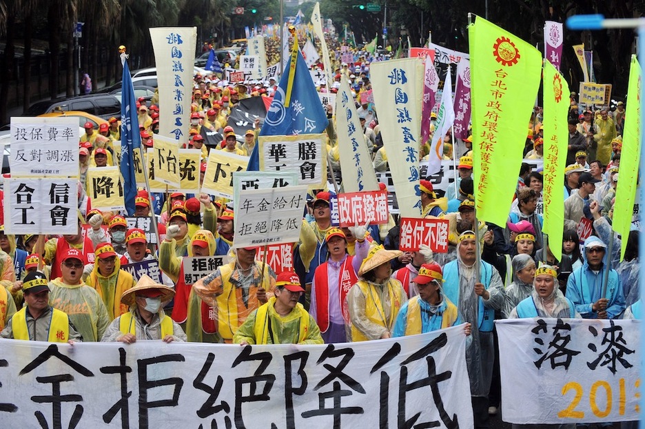 <strong>Taiwan.</strong> 10.000 pertsonatik gora elkartu ziren Taipei hiriburuan murrizketen aurka. (Mandy CHENG / AFP) 