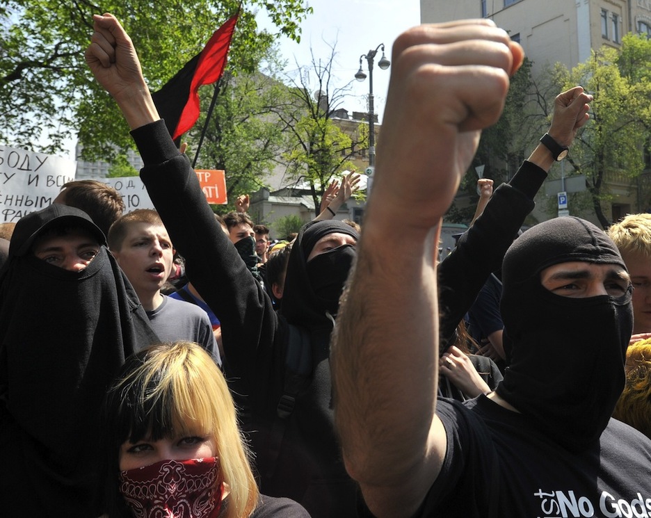 <strong>Ukraina.</strong> Sindikatuen deialdiez gain mugimendu ezkertiar erradikalek ere egin dituzte mobilizazioak. Irudian Kiev. (Genya SAVILOV / AFP) <strong>Ukraina.</strong> Sindikatuen deialdiez gain mugimendu ezkertiar erradikalek ere egin dituzte mobilizazioak. Irudian Kiev. (Genya SAVILOV / AFP)