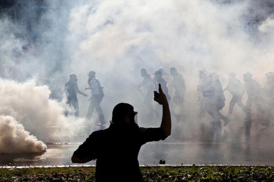 <strong>Turkia.</strong> Istanbuleko mobilizazioa debekatu egin zuen Gobernuak eta istiluak izan dira. (Gurcan OZTURK / AFP) <strong>Turkia.</strong> Istanbuleko mobilizazioa debekatu egin zuen Gobernuak eta istiluak izan dira. (Gurcan OZTURK / AFP)