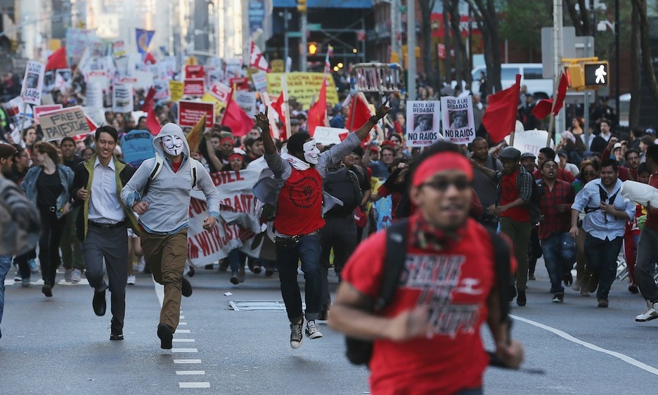<strong>AEB.</strong> Manhattanen korrikaldia ere egin dute manifestazioan. Pertsona migratzaileen aldeko taldeek, ezker eragileek eta sindikatuek deitu dute martxa. (Mario TAMA / AFP) <strong>AEB.</strong> Manhattanen korrikaldia ere egin dute manifestazioan. Pertsona migratzaileen aldeko taldeek, ezker eragileek eta sindikatuek deitu dute martxa. (Mario TAMA / AFP)