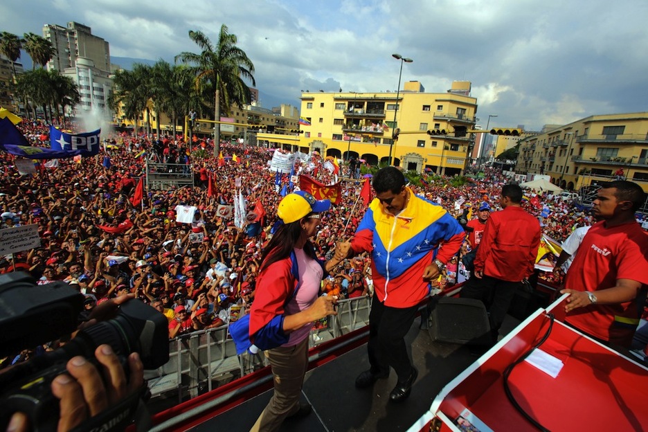 <strong>Venezuela.</strong> Nicolas Maduro eta Cicilia Flores senar-emazteek dantzaldia ere egin duten Caracaseko martxa jendetsuan. (Marcelo GARCIA / AFP)