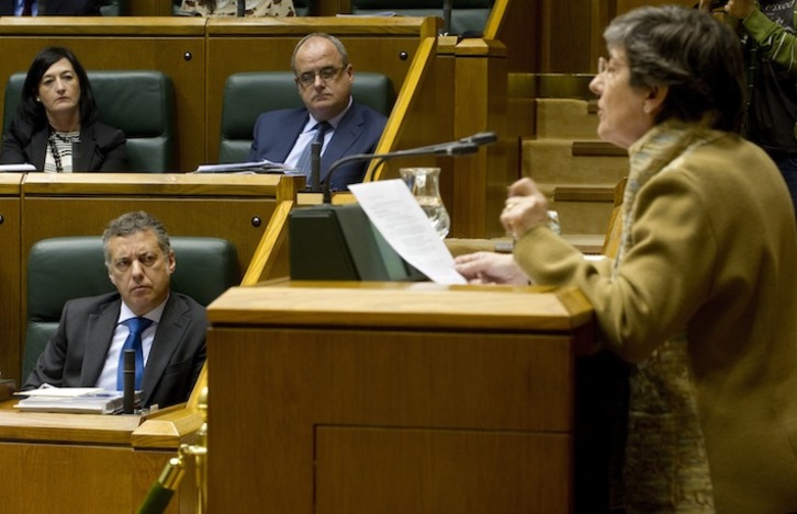 Urkulllu y Egibar escuchan a Laura Mintegi. (Raúl BOGAJO/ARGAZKI PRESS)
