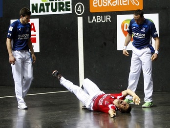 Pablo Berasaluze se retuerce de dolor tras caer el domingo pasado. (Marisol RAMÍREZ/ARGAZKI PRESS)