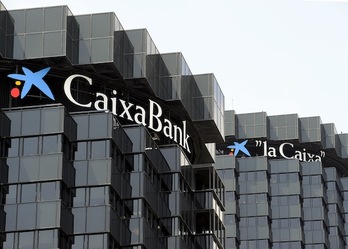 El anuario se centra en las grandes empresas catalanas que, pese a sus ingentes beneficios, están aprovechando la crisis para reducir la plantilla, entre ellas La Caixa. (Lluís Gené/AFP)