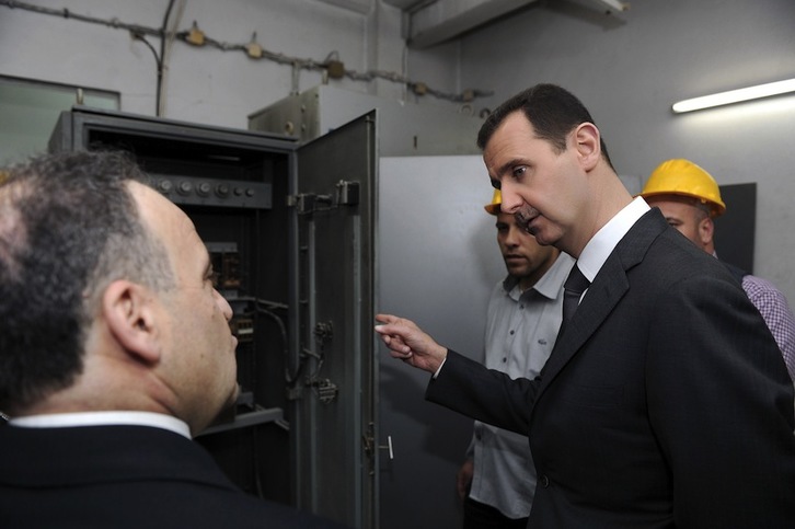Fotografía que muestra a Al-Assad durante una visita a una planta eléctrica en el centro de Damasco. (Agencia de Noticias Árabe Siria)