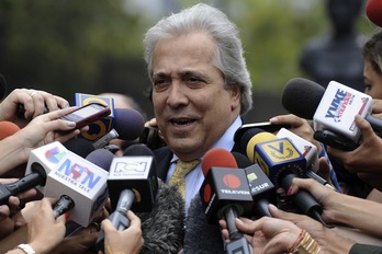 El representante opositor Ramón José Medina hace declaraciones a la prensa. (Leo RAMIREZ/AFP)