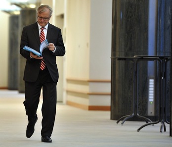 El comisario de Asuntos Económicos, Olli Rehn, en el Parlamento europeo la semana pasada. (Georges GOBET/AFP)