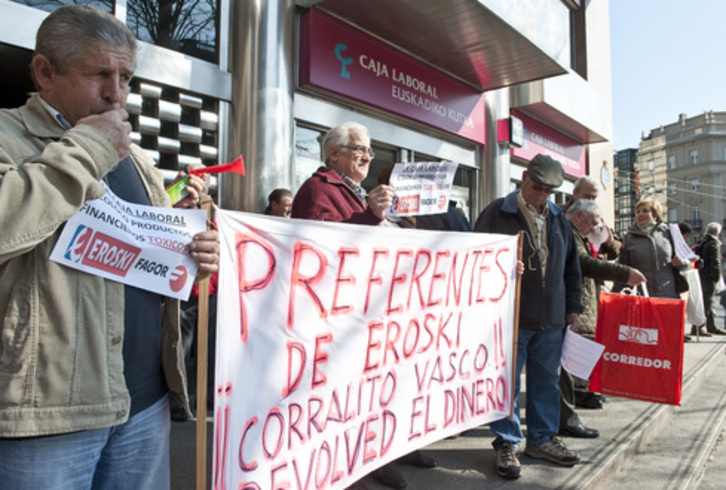 Protesta ante la sede de Caja Laboral en la plaza Circular de Bilbo. (Jon HERNÁEZ/ARGAZKI PRESS)