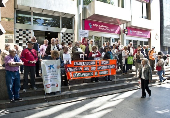 Protesta de los afectados por las aportaciones de Eroski y Fagor ante Laboral Kutxa en Bilbo. (Jon HERNAEZ/ARGAZKI PRESS)