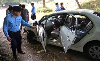 La Policía examina el coche del fiscal abatido. (Aamir QURESHI/AFP) 