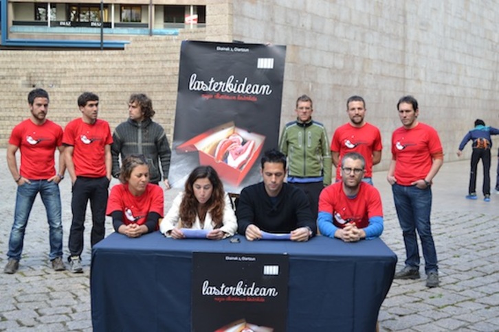 Arlo desberdinetako kirolariak, Gasteizen burututako prentsaurrean. (NAIZ.INFO)