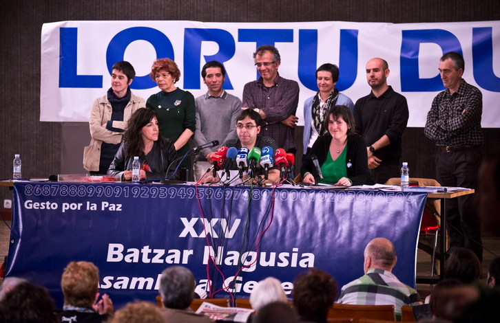 Miembros de Gesto por la Paz durante la comparecencia de hoy. (Jon HERNAEZ / ARGAZKI PRESS)