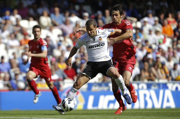 Arribas agarra a Soldado cuando este se queda solo ante Andrés, el defensa rojillo ha sido expulsado. (José JORDÁN / AFP)