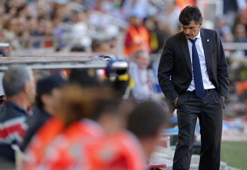 Arribas agarra a Soldado cuando este se queda solo ante Andrés, el defensa rojillo ha sido expulsado. (José JORDÁN / AFP)