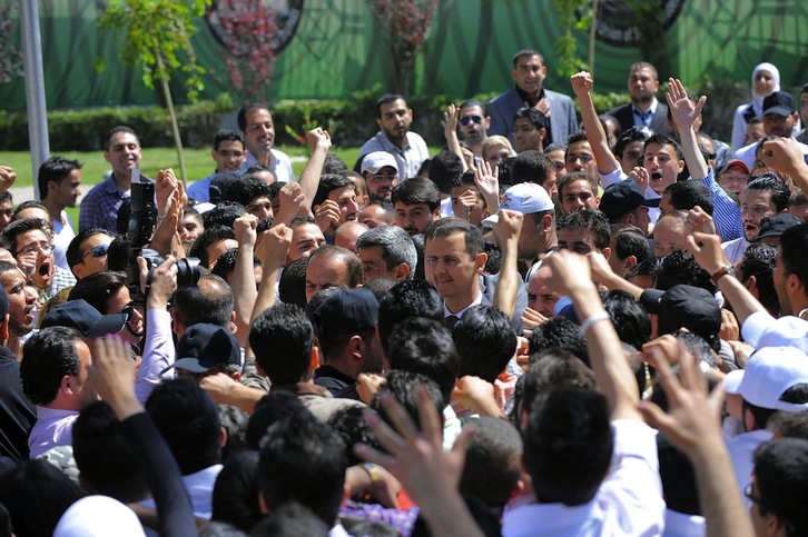 Bashar al-Assad durante su aparición pública hoy en la Universidad de Damasco. (AFP SANA)