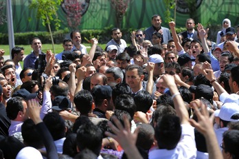 Bashar al-Assad durante su aparición pública hoy en la Universidad de Damasco. (AFP SANA)