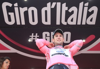 Mark Cavendish con la primera maglia rosa de este Giro 2013. (Luk BENIES / AFP)