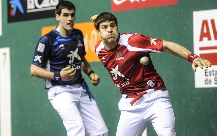 Beroiz resta ante la mirada de Ezkurdia. (Jagoba MANTEROLA / ARGAZKI PRESS)