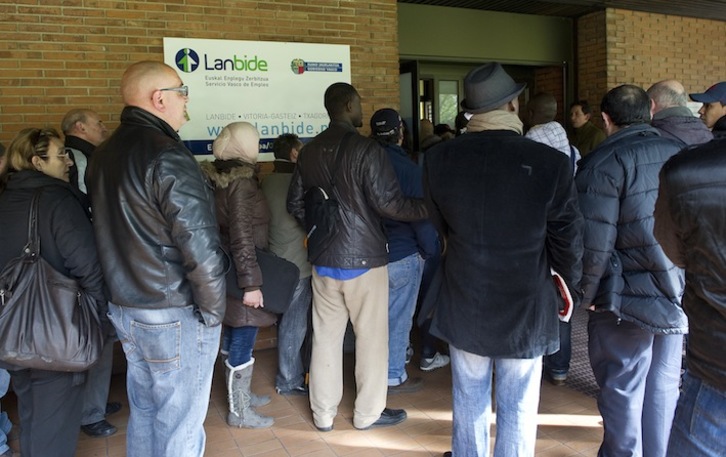 Un grupo de personas hace cola en una oficina de Lanbide en Gasteiz. (Raúl BOGAJO/ARGAZKI PRESS)