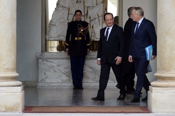 El presidente francés, François Hollande, junto al primer ministro, Jean-Marc Ayrault. (Martin BUREAU/AFP PHOTO)
