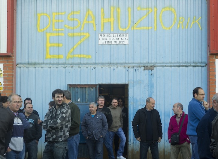 Los trabajadores de Troquenor se concentran frente a la planta. (Monika del VALLE/ARGAZKI PRESS)